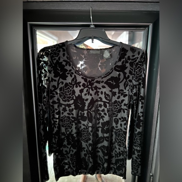 🖤🖤EUC- BLACK FLORAL LIGHT SHEER VERY PRETTY SHIRT🖤🖤 SZ M - Picture 2 of 5